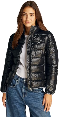 STREETWEAR RIVISITATO: Per far apprezzare gli amati classici degli anni ‘90 alla generazione successiva, Tommy Jeans strizza l'occhio alle icone dell’hip hop di quest’epoca. L’attenzione è rivolta alla qualità e ai design di tendenza caratterizzati da tanto denim.