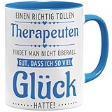 OM3® Therapeut Kaffee-Tasse mit Spruch - Geschenk für Physiotherapeuten - Dankeschön - Physio Ergo Praxis Krankengymnastik - Keramik Becher - 11oz 325ml - Beidseitig Bedruckt - Hellblau