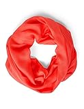Der zarte Loop-Schal erzeugt mit leichter Transparenz einen durchscheinenden Effekt