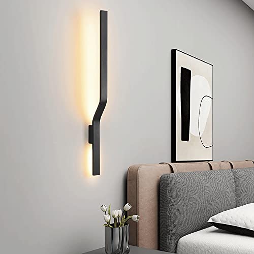 Lámpara de pared con tira de metal y luz cálida para decorar un pasillo elegante 3