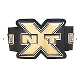 ¡Llévate a casa la emoción del Cinturón de título del campeonato NXT, con el estilo que lucen tus superestrellas favoritas de NXT! Cintura ajustable para cinturas de hasta 38 "Asegurado por un nuevo parche de velcro cosido. Las placas centrales y laterales tienen un esmalte suave (plástico) acabado con un baño de oro que replica el brillo y el prestigio del Cinturón de cuero sintético NXT Championship Title