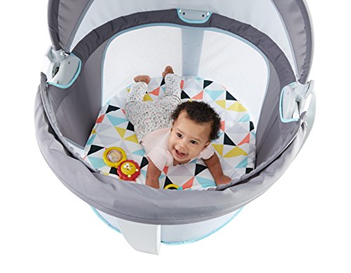 Fisher-Price Cúpula de bebê portátil para berço em movimento, espaço de viagem com brinquedos e doss