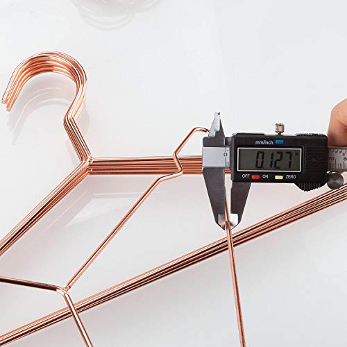 Percha de metal para colgar chaquetas sin que se deformen los hombros 4
