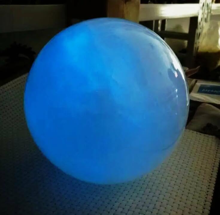 Blau Leuchtende Quarzkristallkugel, Die Im Dunklen Stein Mit Grundtönen Leuchtet,Blau,10cm