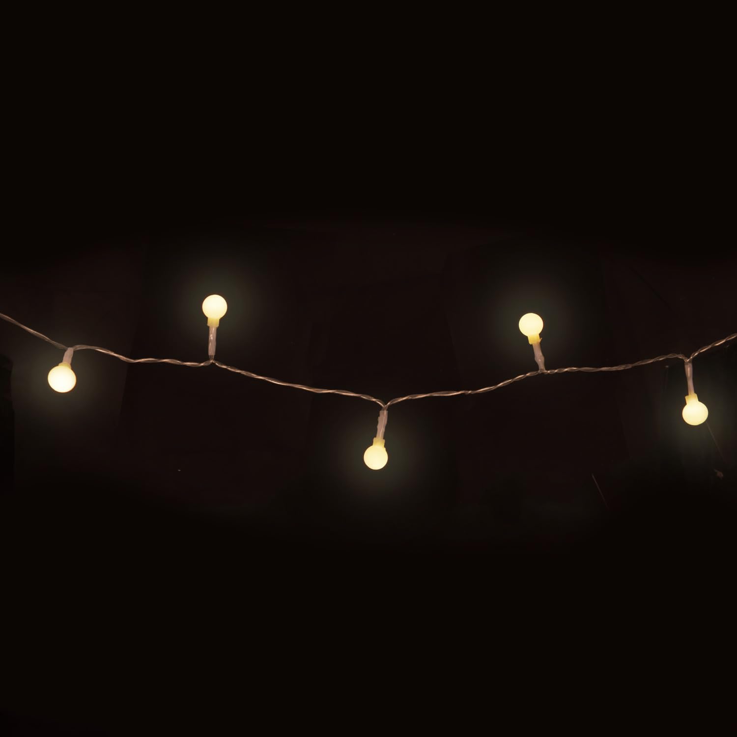 Idena 30523 - Łańcuch świetlny LED z 100 diodami LED w kolorze ciepłej bieli, do użytku na zewnątrz i wewnątrz, długość ok. 10,2 m, funkcja timera 6-godzinnego, 8 funkcji świetlnych