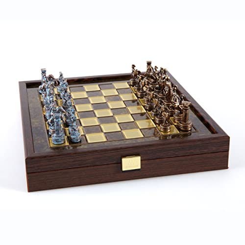 Il tema di questo bellissimo set di scacchi di Manopoulos è ispirato al periodo greco-romano. La combinazione di alta qualità e buoni prezzi ha reso la società Manopoulos famosa nel mondo per i loro prodotti. Gli scultori greci amavano ricreare questo conflitto divino attraverso la loro arte. Questo periodo fu caratterizzato da feroci guerre locali e internazionali.