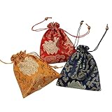 Il y a trois sacs mystères, chacun contenant différents objets, qui peuvent développer la perception tactile des enfants.