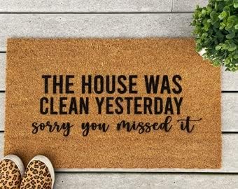 Tapete con texto en inglés The House was Clean Yesterday, Sorry You Missed It, Mom Life, regalo de cumpleaños, 16 pulgadas de largo x 24 pulgadas de