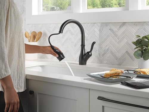 Delta Faucet Leland Pull Down Kitchen Faucet, Black Kitchen Faucets with Pull Down Sprayer, Kitchen Sink Faucet, Faucet for Kitchen Sink with Magnetic Docking Spray Head, Matte Black 9178-BL-DST