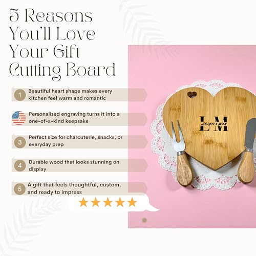 Tablero de corte con forma de corazón personalizado con utensilios – Juego de tablas de bambú grabadas a medida para parejas, bodas, aniversarios, Día de San Valentín, bienvenida al hogar y decoración de cocina miniatura 4