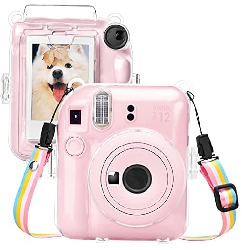 MUZIRI KINOKOO Funda Instax Mini 12 Transparente - Compatible con cámara Fuji Instax Mini 12 - con Bolsillo Trasero para Fotos y Correa para el Hombro | Ya disponible en tu tienda friki favorita! En mundofriki.es!