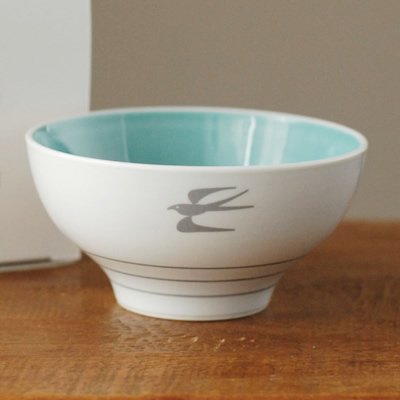 中に色をつけてカラフルにすることでごはん粒が目立ち、視覚的にも楽しめるよう工夫されています。有田焼の磁器は、ごはん粒もつきにくく、しかも割れにくい特性なので、こども用の食器に適しています。直径10.5cm サイズでこどもの手になじむ大きさや表面加工で持ちやすく、デザインとカラーも魅力的。

