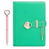 ♥ Tamaño del diario con cerradura: el diario con cerradura en forma de corazón con llave mantiene tus secretos y registra tu vida privada. Candado dorado con forma de corazón y una llave, 135 x 180 mm (A5), fácil de escribir y llevar en tu bolsillo. Perfecta para llevar mochilas para senderismo al aire libre. Perfecto como diario de escritura, diario, planificador, libro de recuerdos, cuaderno de viaje, álbum de fotos, etc