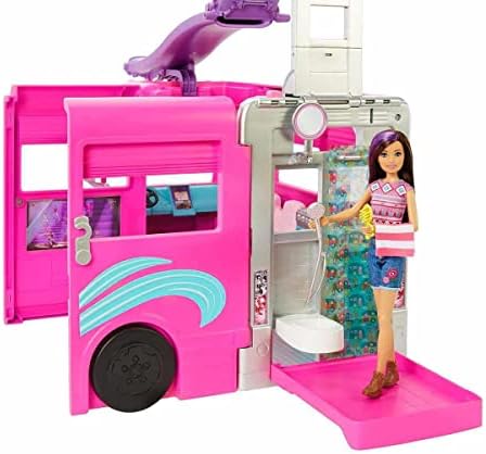 Barbie Dreamcamper Zestaw z kamperem z obracającymi się kółkami, 7 obszarami zabawy, basenem, zjeżdżalnią i ponad 60 akcesoriami kempingowymi, prezent dla dzieci od 3 roku życia, HCD46