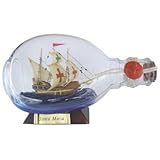 santa maria schiffsmodell Schönes, sehr dekoratives Buddelschiff - Santa Maria in Dimple- Flasche.Die Gesamtlänge beträgt 15 cm, Höhe 9 cm. Kleine Infothek:Ein Buddelschiff ist das meistens handgefertigte Modell eines Schiffes, meistens eines Segelschiffes in einer Glasflasche. Die Masten und die Takelage des Schiffes sind beim Einführen in die Flasche eingeklappt und werden nachträglich von außen mit Instrumenten in ihre endgültige Position gebracht.