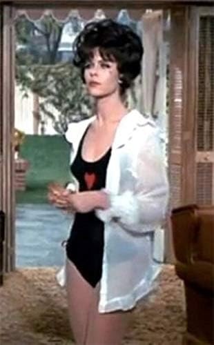 Posterazzi DAP17648 Elizabeth Montgomery - Impresión fotográfica negra de una pieza con corazón/camisa blanca, 8 x 10, multicolor