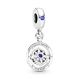 Mit einem sich drehenden inneren Kompass wäre dieser besondere Charm-Anhänger ein perfektes Geschenk, um einen geliebten Menschen die richtige Richtung zu weisen