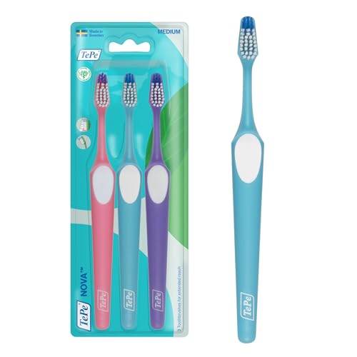 Spazzolino TePe Nova, Medium, 3pz, punta allungata per un accesso migliore ai denti posteriori, spazzolino medium per una rimozione della placca facile e sicura
