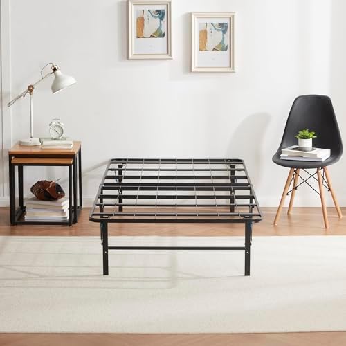 Imagem frontal de uma cama, com fundo claro e piso de madeira. Imagem frontal de uma cama, com fundo claro e piso de madeira.