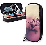 Leistung: Das elastische Band hält den Bleistift oder den Stift fest, um zu verhindern, dass sie herunterfallen oder darauf treten. Der Reißverschluss in der Gesäßtasche sorgt dafür, dass er beim Transport nicht herunterrutscht.