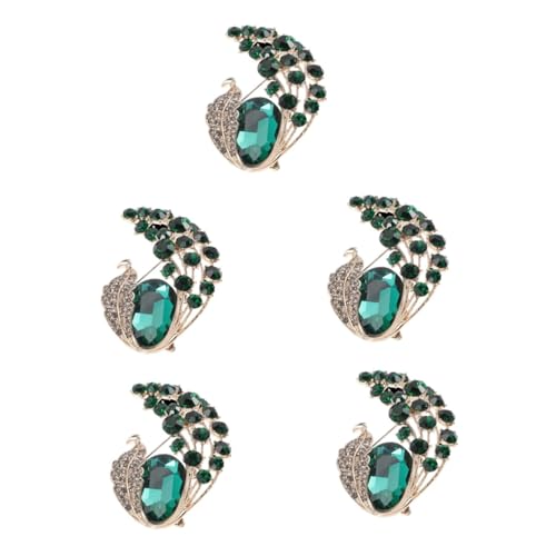 Broche en cristal vert pour sublimer un manteau lors de vos soirées