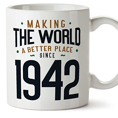 MUGFFINS Tazas 1942 Cumpleaños - En Inglés - Making the World a Better Place - 11 oz / 330 ml - Regalo original y divertido