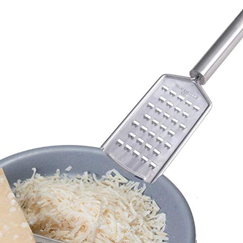 Foto von Kerafactum Reibe Käsereibe Gemüsereibe Käseraspel für Parmesan Käse aus hochwertigen Edelstahl Rohkostreibe Küchenreibe Raspel Bircherreibe Handreibe 24 cm mit poliertem Griff