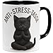 OM3&reg; schwarzes K&auml;tzchen Anti-Stress Kaffee-Tasse mit Spruch - lustige Keramiktasse Namaste-Motiv - Meditation Katze - Keramik Becher - 325ml - Beidseitig Bedruckt - Schwarz