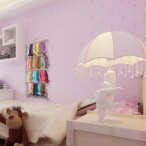 Bandeaux de bébé suspendus dans une chambre de fille décorée - 5