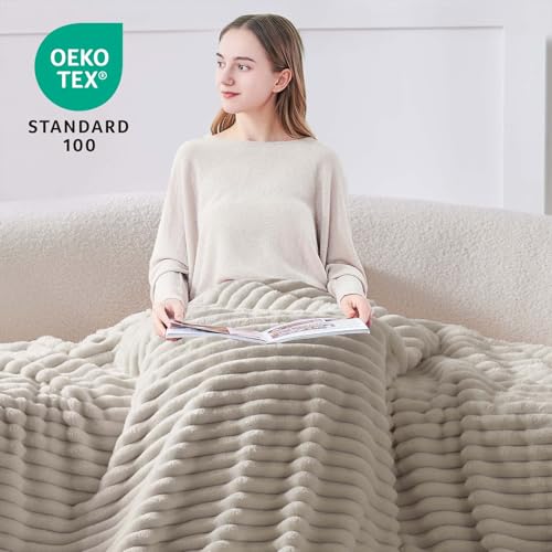 BEDELITE Kuscheldecke Flauschig Decke Klein - weiche Flanell Decken Beige 125x150 für Sofa, Deko Streifen Cord Fleecedecke als Sofaüberwurf für Wohnzimmer, Throw Blanket Wide Use