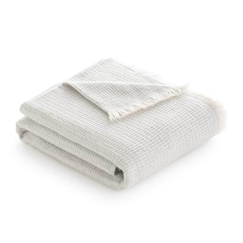 Alla ricerca di una coperta che puoi usare tutto l'anno? Questo copriletto multiuso è ideale per tutte le stagioni. Da utilizzare in estate come coperta leggera o da abbinare ad altri strati in inverno per tenerti al caldo senza perdere lo stile.