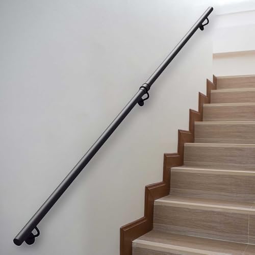 Rampe murale en fer forgé pour sécuriser les escaliers extérieurs du jardin de la maison