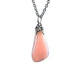 Elle stimule l'intuition et la communication et donne de la clarté intérieure. Mais l’énergie de cette pierre n’est pas facile à gérer : elle est étroitement connectée à la planète Neptune et est consacrée à la vérité et à l'altruisme. Il est inutile de tenter de l'utiliser si l'on poursuit des fins égoïstes ou destructrices. L'opale rend joyeux, insouciant et spontané. Elle aide à transformer les sentiments négatifs tels que l'envie, l'avidité et la peur et à briser la rigidité des schémas mentaux.