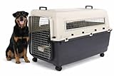 cage chien avion cabine Cage de transport très robuste pour chien de grande taille, idéale pour les déplacements confortables et sécurisés. Le format XXL 70 x 100 x 69,5 cm permet au chien de voyager sereinement. Équipée d’une porte métallique avec verrou de sécurité, de deux poignées solides, de clips renforcés et d’une gamelle amovible. Les quatre roues amovibles facilitent grandement le déplacement.