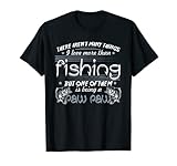 pato pesca pvc Divertido carrete con texto en inglés "Cool Paw Pat" Tee con gancho de pesca, señuelo, caña y carrete. Completa tu colección de accesorios del Día del Padre para él (sudadera, collar, ropa, medallón, sombrero, pulsera, dije, cuello, llavero, bandera, taza) con esta camiseta.