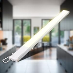 B.K.Licht – LED Leiste mit Ein-Ausschalter, warmweiße Lichtfarbe, inkl. Steckerkabel, Unterbauleuchte Küche, LED Lichtleiste Küche, Schrankbeleuchtung, Küchenlampe, 57,5×4,9×1,3 cm, Weiß-Silber