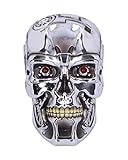 Das T-800 Terminator 2 Schädel Wandrelief wurde aus der der Zukunft in die Vergangenheit geschickt und lässt sich als Skulptur an die Wand montieren. Der Schädel ist aus hochwertigem Polyresin gegossen und sorgfältig von Hand bemalt.