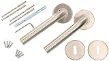 Datos técnicos: juego de puerta para cerradura BB. Longitud del mango: 135 mm. Altura del mango: 58 mm. Diámetro del mango: 19 mm. Diámetro de la placa de montaje: 53 mm. Diámetro de la placa: 10 mm. Diámetro de la roseta: 53 mm. Distancia entre orificios de montaje: 38 mm. Muelle de apoyo: sí. Material: acero inoxidable. Color: INOX. Peso del juego: 440 g