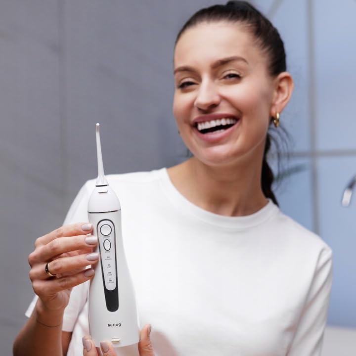 Huslog Munddusche Kabellos, Tragbar Elektrischer Zahnreiniger mit 4 Modi & 2 Düsen, 150 ml Wassertank, IPX7 Wasserdicht, 10–90 PSI Water Flosser für Zahnspangen und Brücken, Weiß – Bild 3