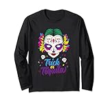 Truco o tequila para el Día de los Muertos o Día de All Souls con calavera de azúcar Catrina mexicana que ama la calavera, decoraciones y suministros de fiesta de México. vacaciones en Halloween, ir al restaurante y tomar un chupito de esa bebida espiritual mientras juegas