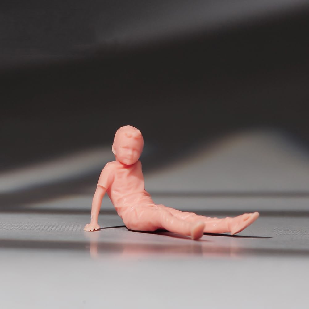 Figurine miniature 1/18 de petit garçon assis pour décor de diorama urbain