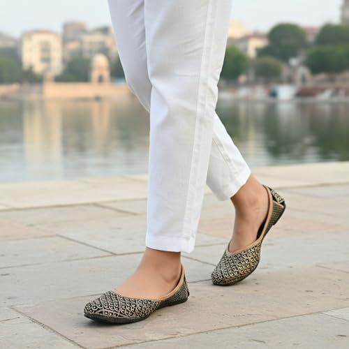 Image of DFR Women Embroidered Mojari Juttis