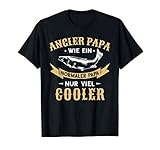 Dieser lustige Angler Papa Spruch ist ein witziges Geschenk zum Geburtstag oder zum Vatertag für jeden Papa, der gerne zum Angeln fährt. Tolle Geschenkidee für Angler. Schön im Set mit Angelrute, Köder und Fischerhosen.