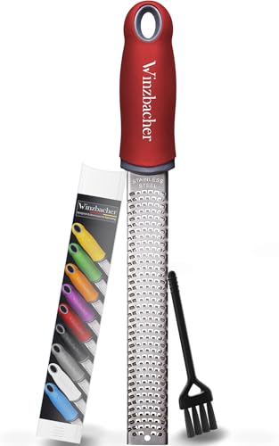Winzbacher - Premium Zester Reibe I Parmesanreibe, Zitronenreibe, Muskatnuss Reibe, Ingwerreibe u.v.m. I rasiermesserscharfe Edelstahl Klinge I Spülmaschinenfest I inkl. Schụtz & Reinigungsbürste
