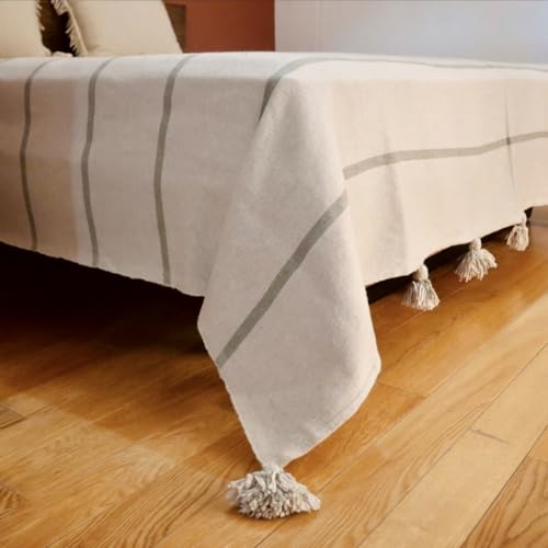 THE MOROCCAN VIBRATIONS Colcha tejida a mano y cojines surtidos, elegancia artesanal y confort refinado, edición de crema y oliva, fabricada en Marruecos