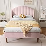 Structure solide avec sommier à lattes en bois : Le cadre robuste est renforcé par un sommier à lattes espacées de manière optimale, assurant un soutien homogène du matelas et favorisant sa ventilation. Cette base stable contribue à prolonger la durée de vie du matelas tout en offrant un confort de couchage équilibré