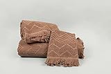 PRODUCTO: Juego de toallas lisas rizo Jacquard de estilo étnico con un diseño en relieve con un motivo gráfico. Disponible en dos colores (Tierra y Musgo) ideal para ambientes decorativos naturales.