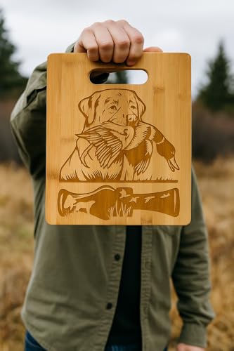 Tabla de cortar de bambú con escena de caza: Labrador Retriever sosteniendo un pato, bloque para picar en la cocina, regalo miniatura 4