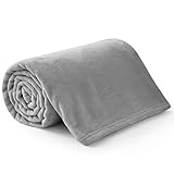 Einfache Pflegung - Für unkomplizierte Reinigung und langanhaltende Freude lässt sich die Kuscheldecke flauschig in der Waschmaschine waschen und dann bei niedriger Temperatur trocknen. Dank der knitterfreien Eigenschaft ist das Bügeln hier kein Muss.