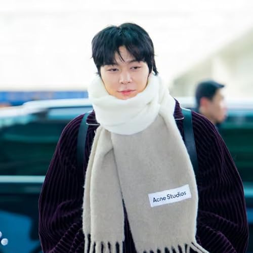 NCT Johnny shows warm airport fashion